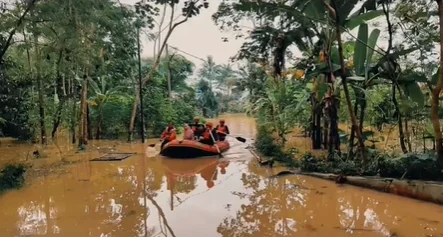 1.011 Rumah di Kabupaten Tasikmalaya Terendam Banjir, 243 Warga dievakuasi Tim SAR Gabungan