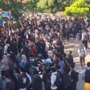 Job Fair di Kabupaten Bekasi Ricuh Ribuan Pencari Kerja Rebutan Scan QR