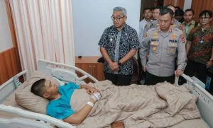Wali Kota Bandung Muhammad Farhan jenguk polisi