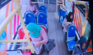 Wanita mencuri wanita