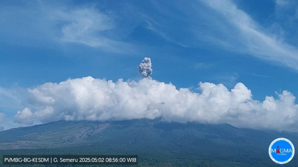 Gunung Semeru Erupsi, Dilarang Melakukan Aktivitas Apapun Sejauh 8 Km dari Puncak