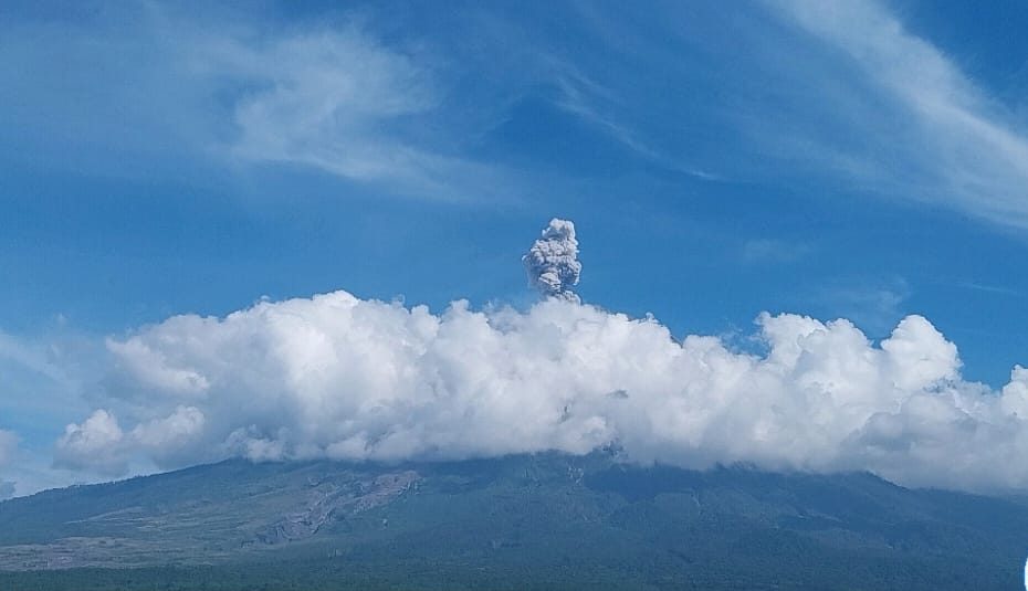 Gunung Semeru Erupsi, Dilarang Melakukan Aktivitas Apapun Sejauh 8 Km dari Puncak