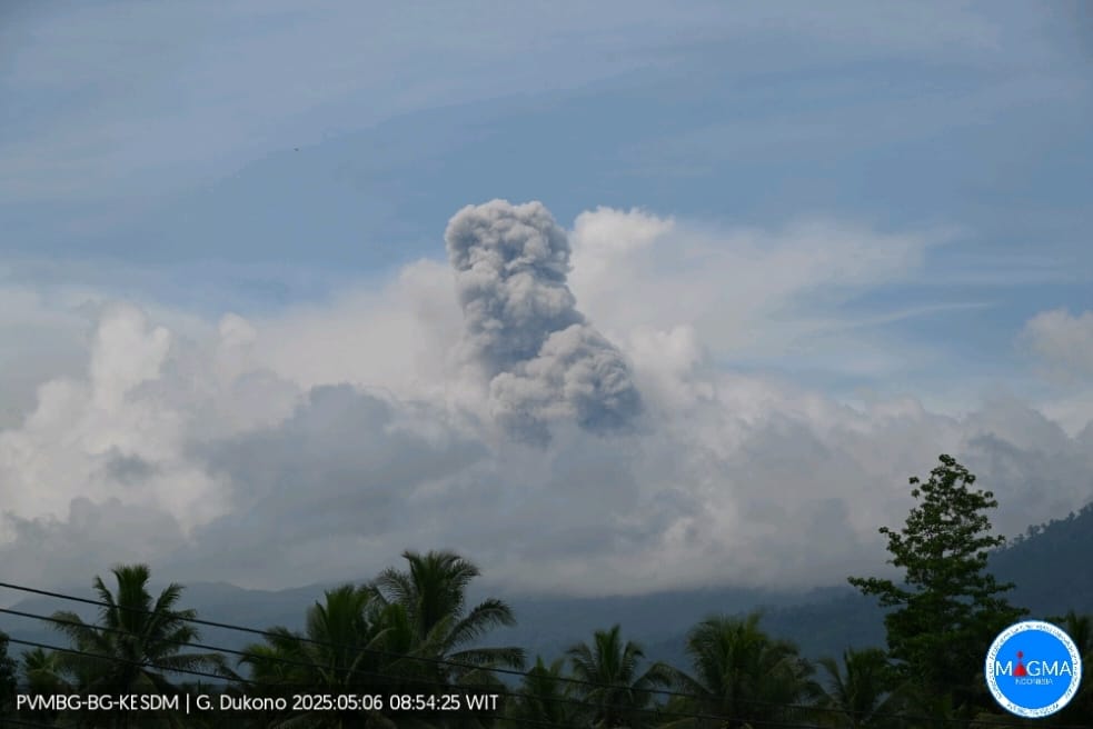 gunung Dukono erupsi