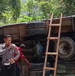ebuah bus yang mengangkut puluhan santri perempuan mengalami kecelakaan setelah ditabrak bus lain yang tidak kuat menanjak di jalan sempit di Kecamatan Kaliangkrik, Kabupaten Magelang, Jawa Tengah, pada Jumat (9/5/2025) sekitar pukul 06.30 WIB.