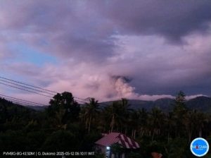 Gunung Dukono Erups Kolom Abu Teramati Berwarna Putih hingga Kelabu 1 Km di Atas Puncak