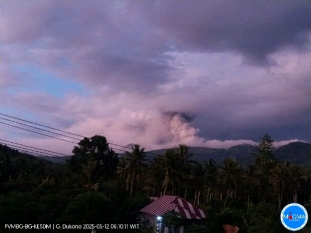 Gunung Dukono Erups Kolom Abu Teramati Berwarna Putih hingga Kelabu 1 Km di Atas Puncak