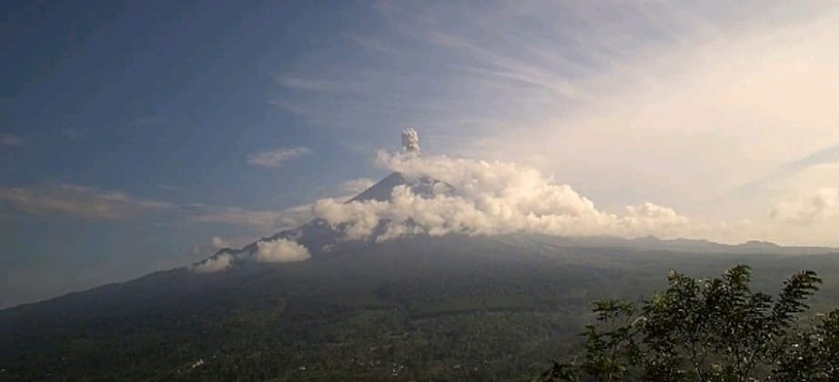 Gunung Semeru Erupsi, Kolom Abu 1 Km, Warga Dilarang Aktivitas Radius 8 Km