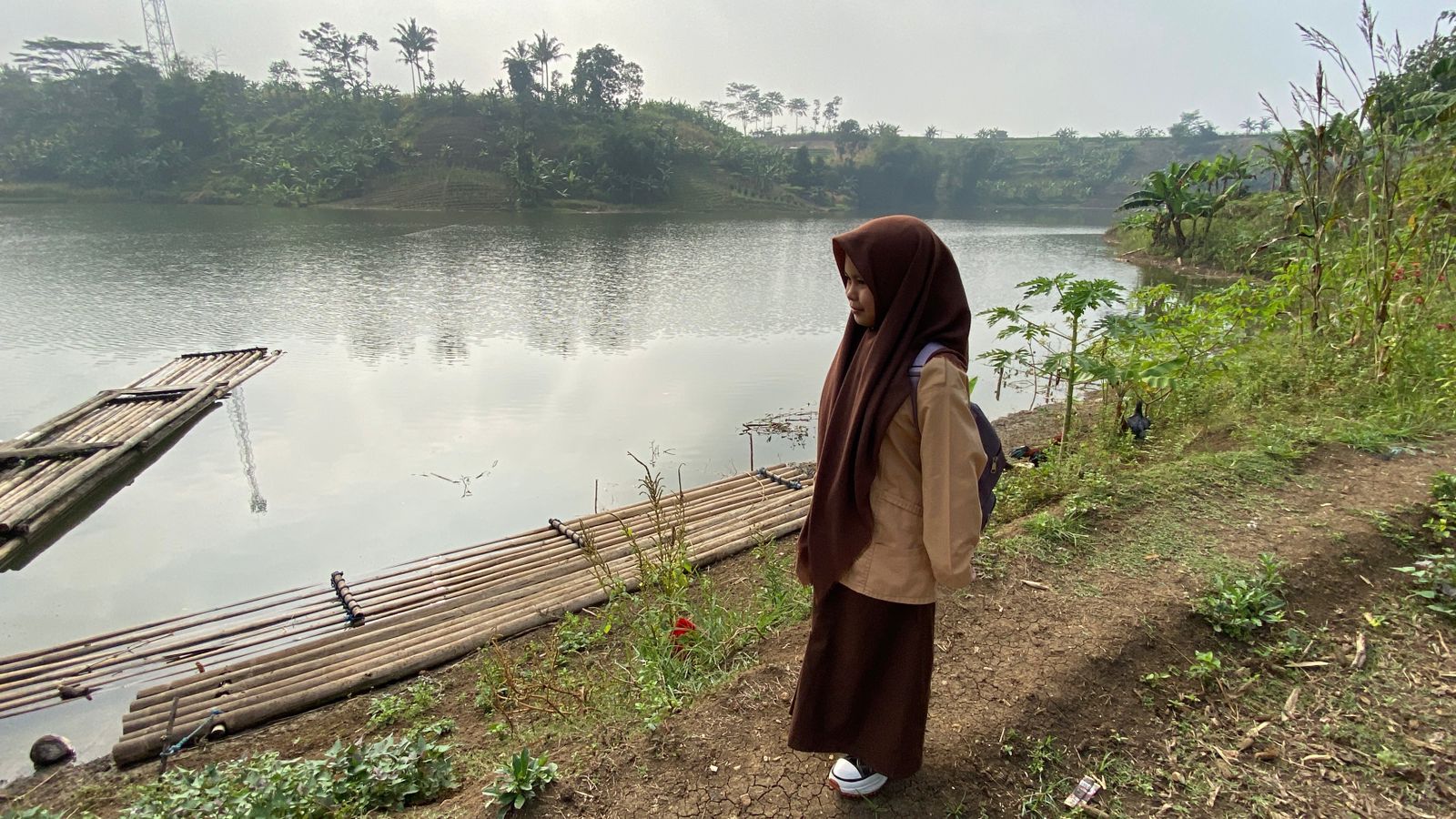 Susuri Jalan Berbatu dan Seberangi Sungai Citarum, Potret Nyata Perjuangan Nera Gapai Pendidikan di KBB
