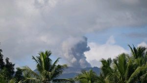 Gunung Dukono Meletus, Lontarkan Kolom Abu Berwarna Putih hingga Kelabu 600 Meter