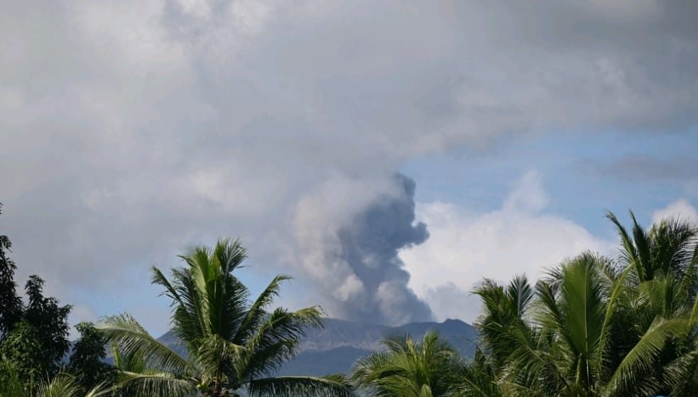 Gunung Dukono Meletus, Lontarkan Kolom Abu Berwarna Putih hingga Kelabu 600 Meter