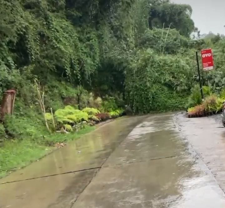 Longsor Menutup Akses Jalan Sersan Badjuri Cihideung
