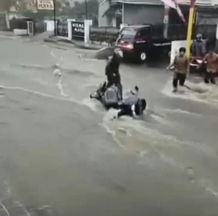 Seorang Warga di Cikahuripan Lembang Diduga Terseret Longsor, Masih Dalam Pencarian