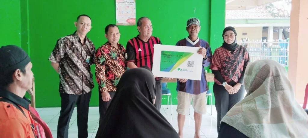 Penyerahan Kartu Peserta BPJS Ketenagakerjaan Bagi Warga RW 05 Kelurahan Pasirwangi