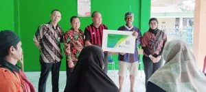 Penyerahan Kartu Peserta BPJS Ketenagakerjaan Bagi Warga RW 05 Kelurahan Pasirwangi