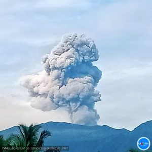 Gunung Dukono Erupsi Lontarkan Abu Vulkanik 1.800 Meter