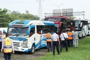 bus langgar aturan