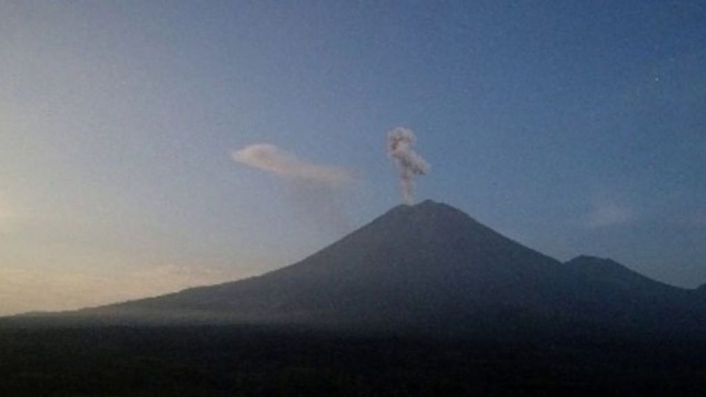 gunung semeru erupsi