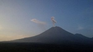 gunung semeru erupsi
