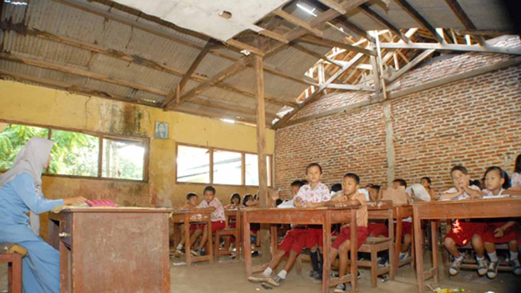 Akibat Kelas Rusak, Ratusan Siswa Bekasi Belajar di Perpustakaan