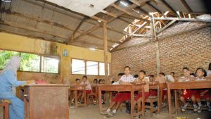 Akibat Kelas Rusak, Ratusan Siswa Bekasi Belajar di Perpustakaan