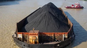 Enam Rumah Warga di Tepian Sungai Musi Palembang Ditabrak Kapal Tongkang