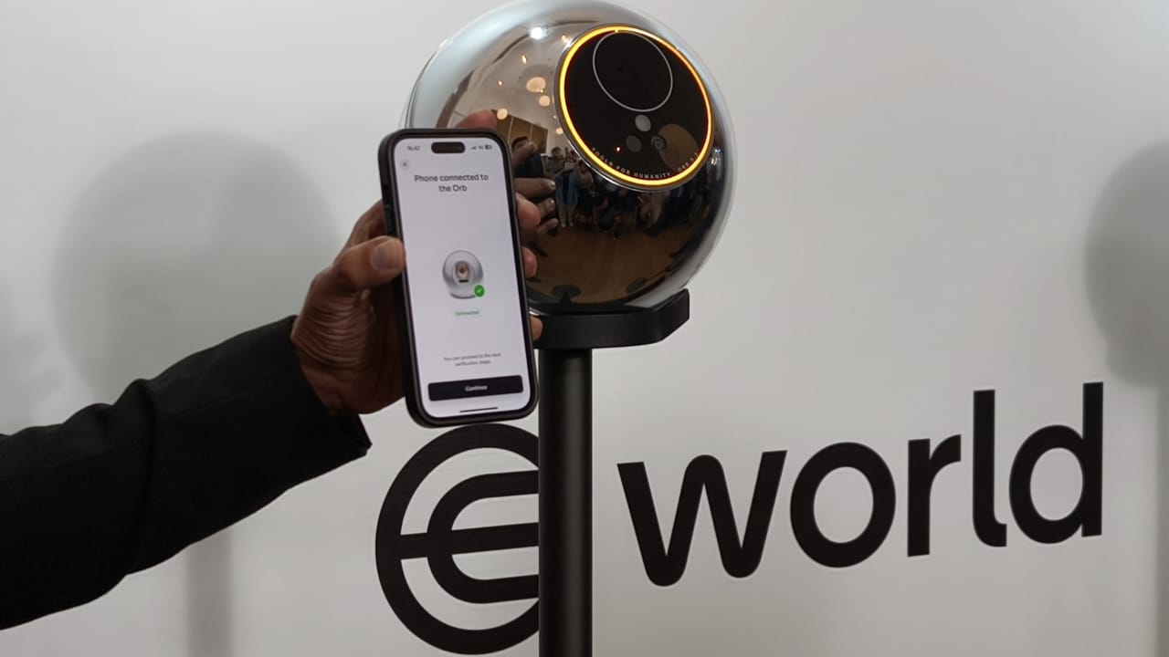 Heboh Aplikasi World yang Gunakan Scan Iris Mata 1 Heboh Aplikasi World yang Gunakan Scan Iris Mata