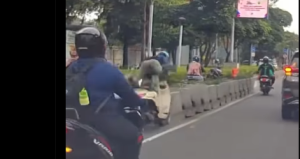pengendara pot jalan