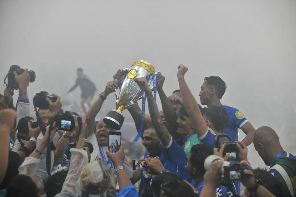 Respons Ketum PSSI Dengan Banyaknya Flare dan Ledakan Petasan di Pertandingan Persib vs Persis 
