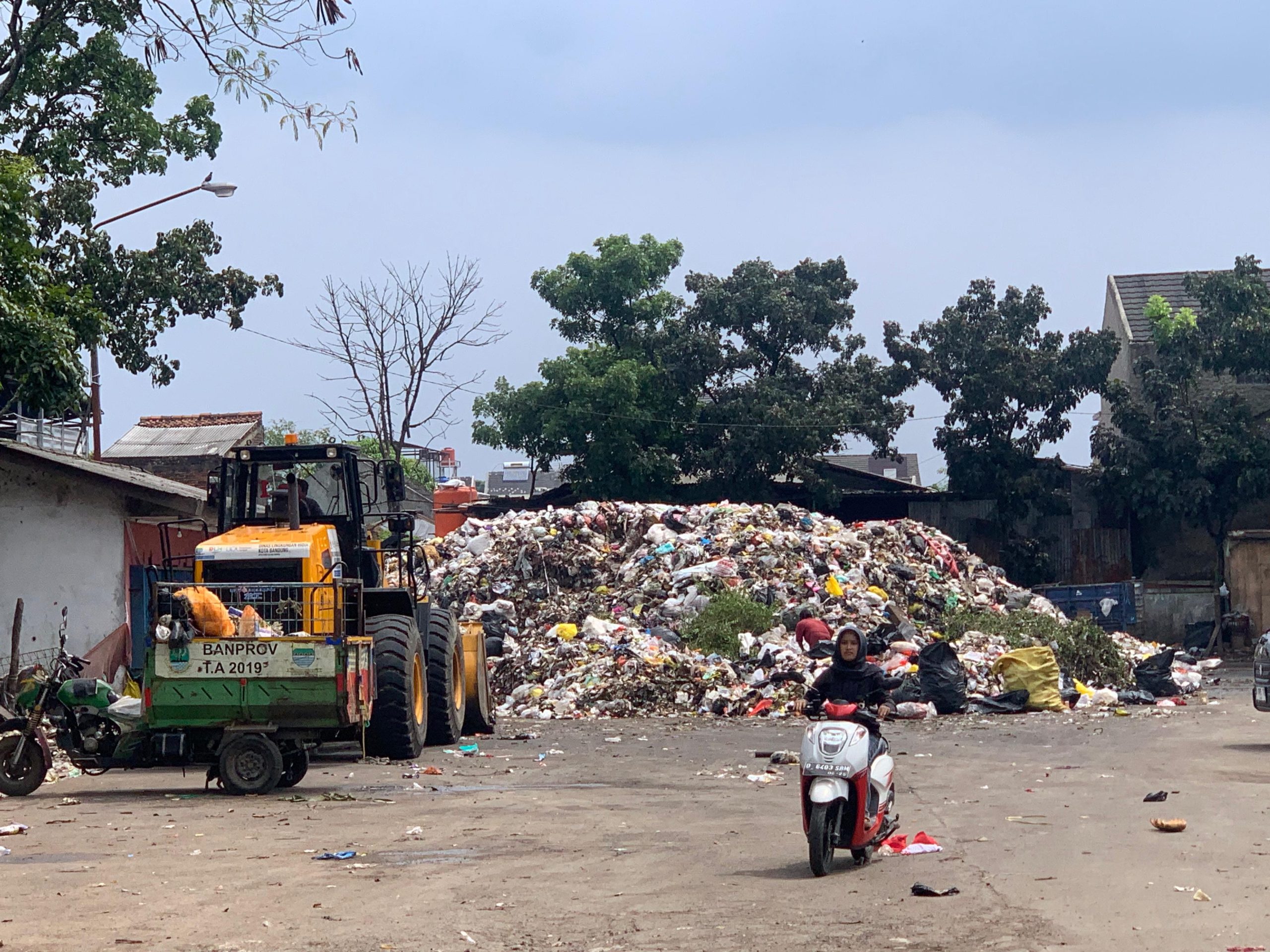 Pemkot Bandung Bakal Awasi Pembuangan Sampah ke TPS Pasar Ciwastra