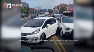 Aksi Mobil Ijo Hadang Pelanggar Marka, Pelanggar Dibuat Kapok Karena Senggol Mobil Lain