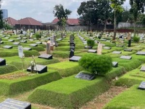 Tanah bergerak makam dipindahkan