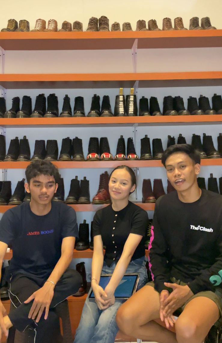Dari Hobi jadi Usaha, Sepatu Second Tapi Brand - Teropong Media