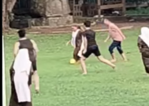 Biarawati Main Bola