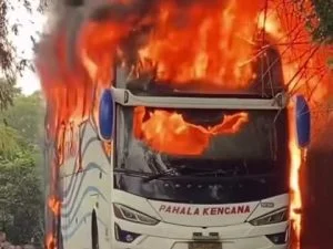 Bus Kencana Terbakar