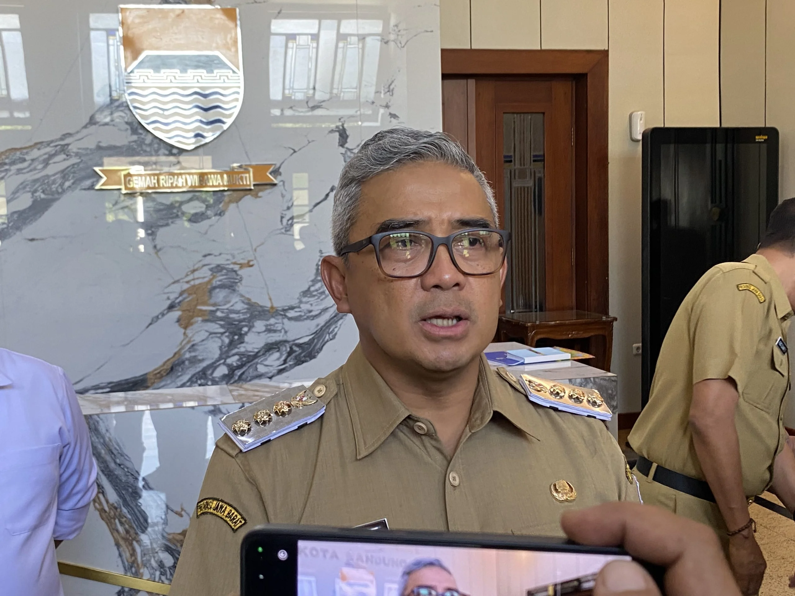 Dukung Kebijakan Mendagri, Farhan: Stop PHK, Gerakkan Ekonomi Daerah Lewat Rapat di Hotel