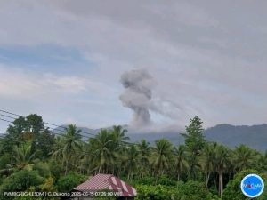 Gunung Dukono Erupsi
