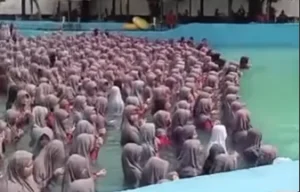 Santri Ngaji Kolam Renang