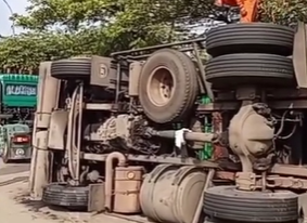 Truck Kontener Terguling di Cangkorah Akibatkan Lalu Lintas Padat