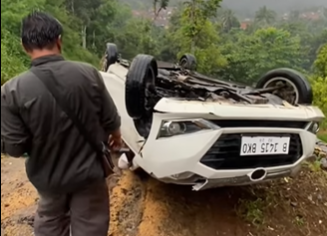 Sebuah Mobil Terperosok di Jalan Gentong Arah Tasikmalaya