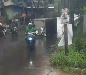 Mobil Box Terguling di Tanjakan Endog Ciwaruga