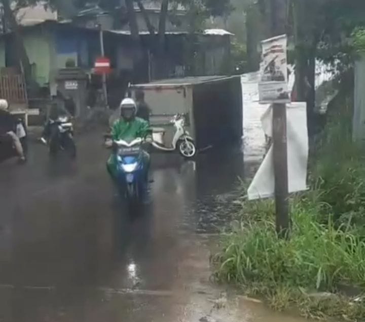Mobil Box Terguling di Tanjakan Endog Ciwaruga