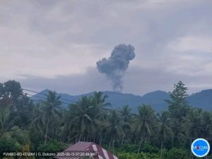Gunung Dukono erupsi