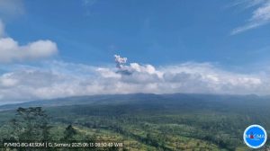 Gunung semeru erupsi