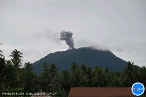 gunung ibu erupsi