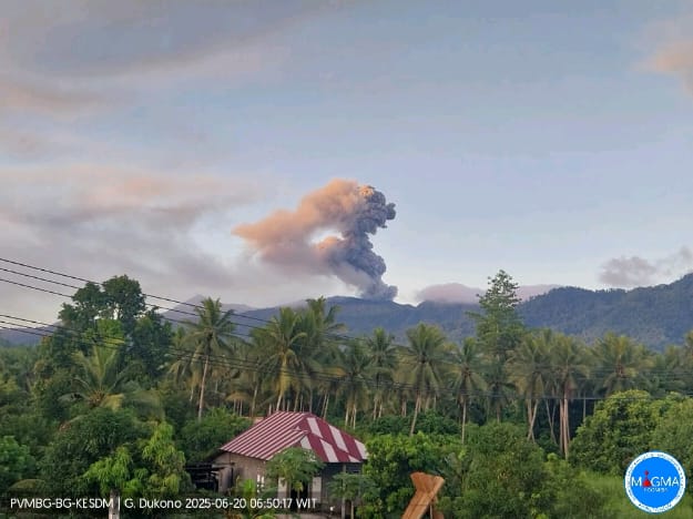 Gunung Dukono Erupsi