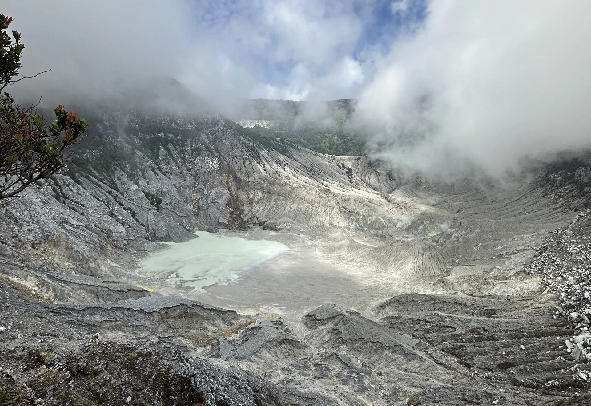 aktivitas gempa gunung tangkuban parahu
