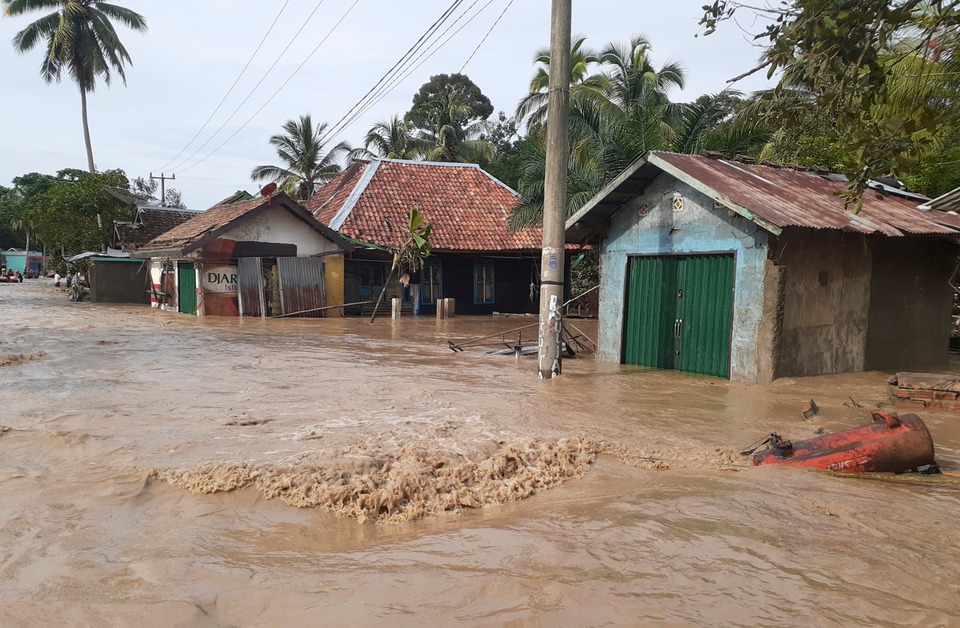 banjir-pulau-ambalau.jpg