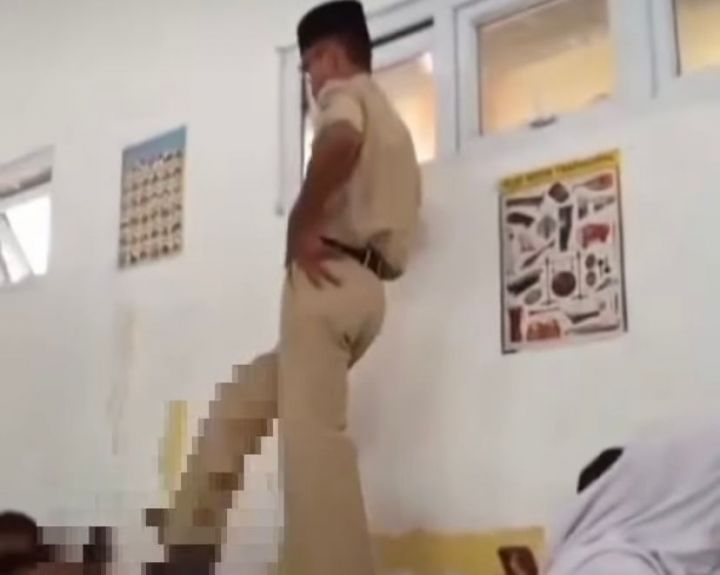 guru tendang siswa