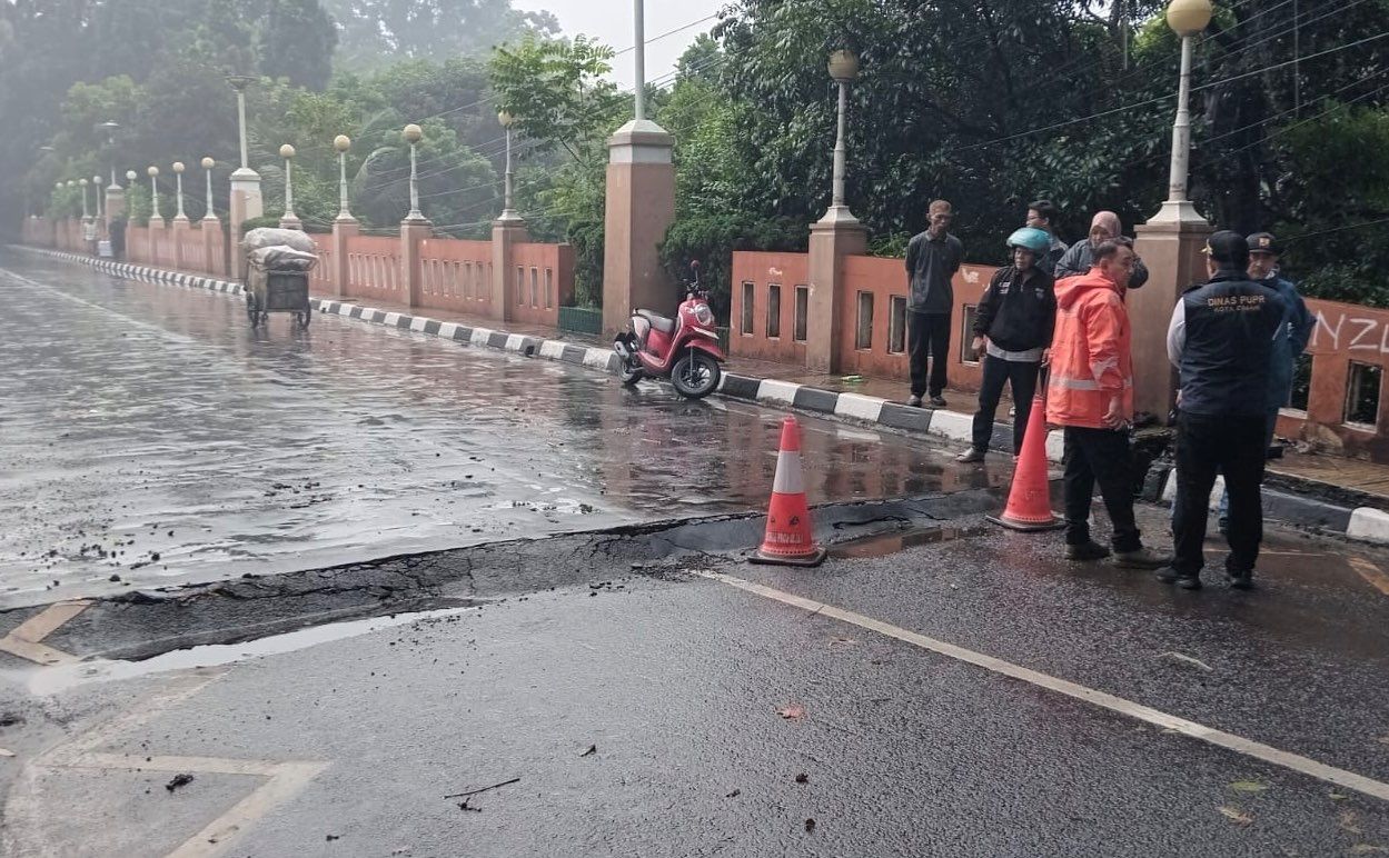 Plat Injak Jembatan Pemkot Cimahi Ambles