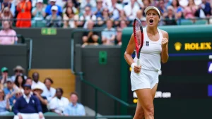 jubelpose-in-wimbledon-tatjana-maria-erreichte-beim-bedeutendsten-tennis-turnier-der-welt-im-juli-erstmals-ein-grand-slam-halbfinale-als-zweifache-mutter-im-alter-von-34-jahren